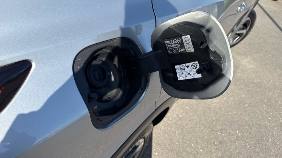 Nissan Qashqai 1.3 DiG-T MH N-Connecta 5dr Petrol Hatchback - Image 40