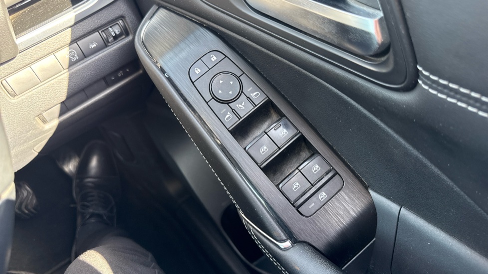 Nissan Qashqai 1.3 DiG-T MH N-Connecta 5dr Petrol Hatchback - Image 45