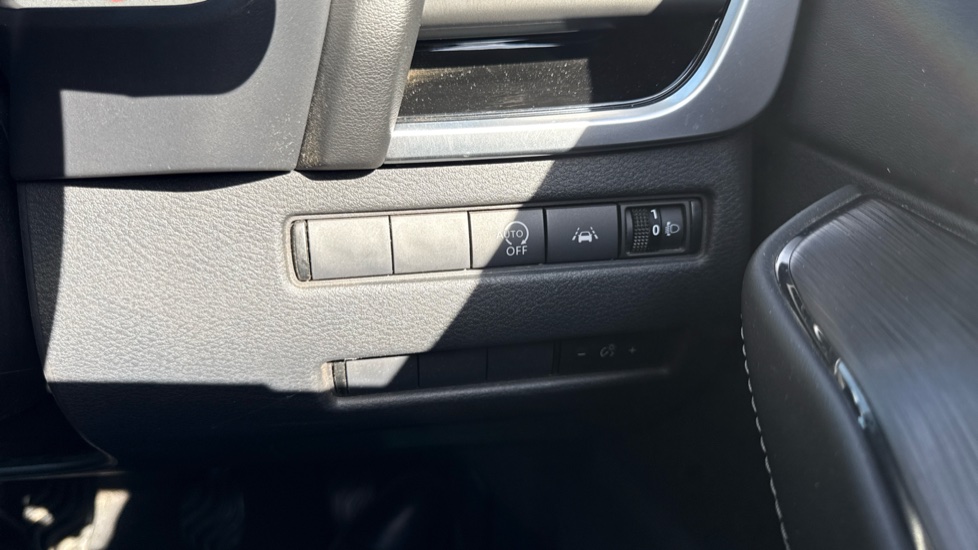 Nissan Qashqai 1.3 DiG-T MH N-Connecta 5dr Petrol Hatchback - Image 46