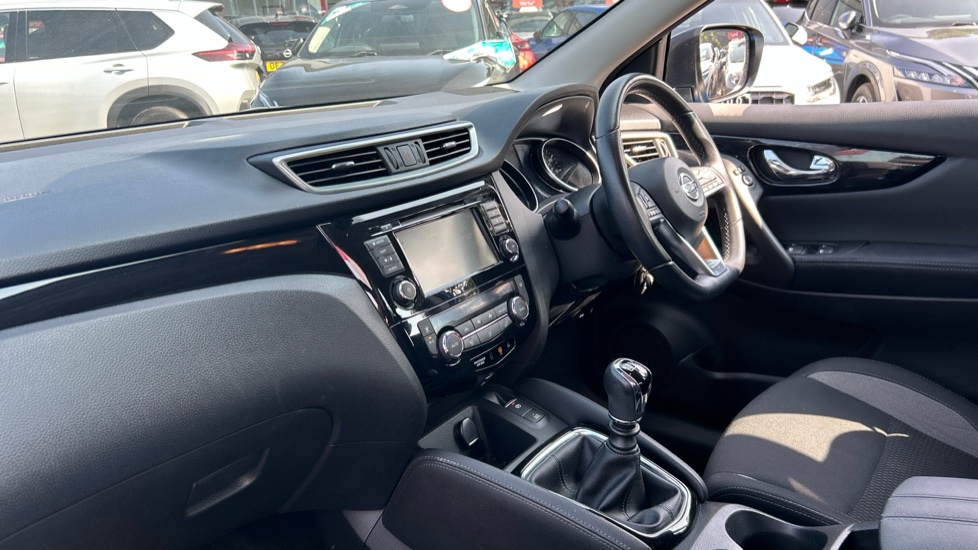 Nissan Qashqai 1.3 DiG-T Acenta Premium 5dr Petrol Hatchback - Image 9
