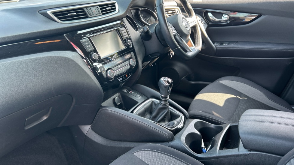 Nissan Qashqai 1.3 DiG-T Acenta Premium 5dr Petrol Hatchback - Image 13