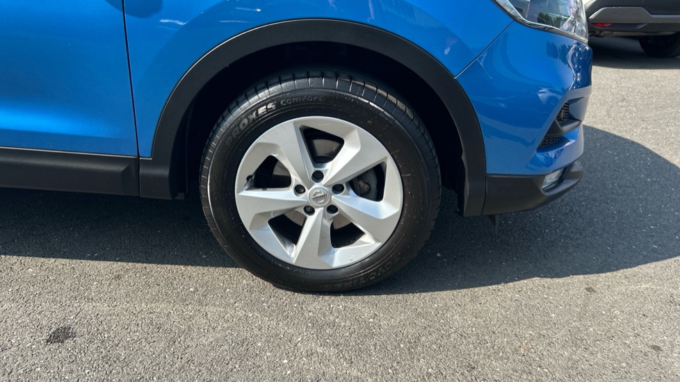 Nissan Qashqai 1.3 DiG-T Acenta Premium 5dr Petrol Hatchback - Image 21