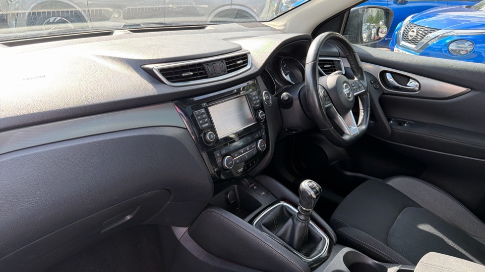 Nissan Qashqai 1.5 dCi N-Connecta 5dr Diesel Hatchback - Image 9