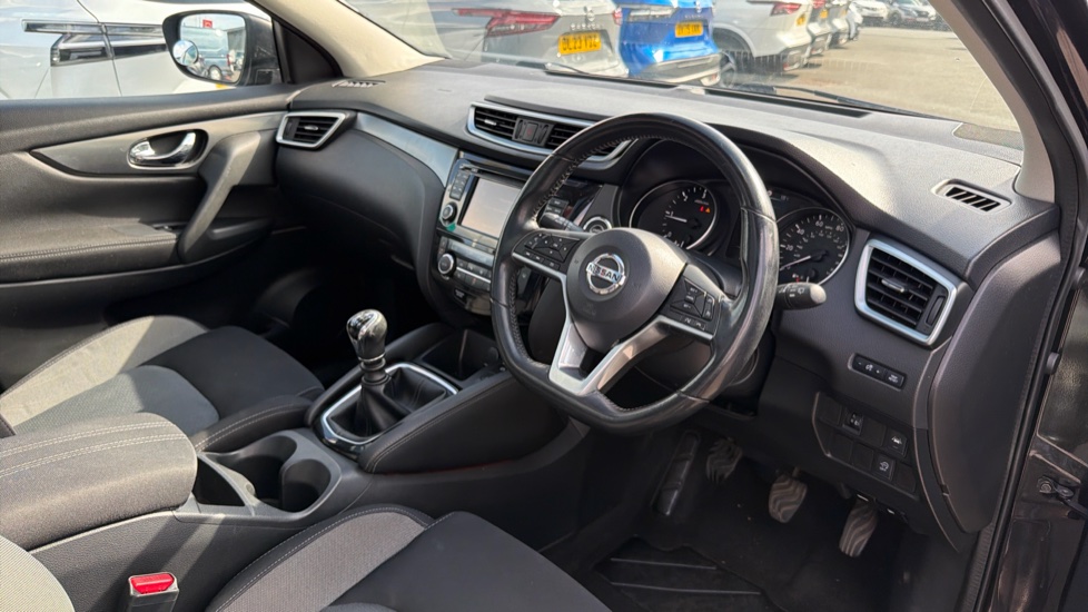 Nissan Qashqai 1.5 dCi N-Connecta 5dr Diesel Hatchback - Image 11