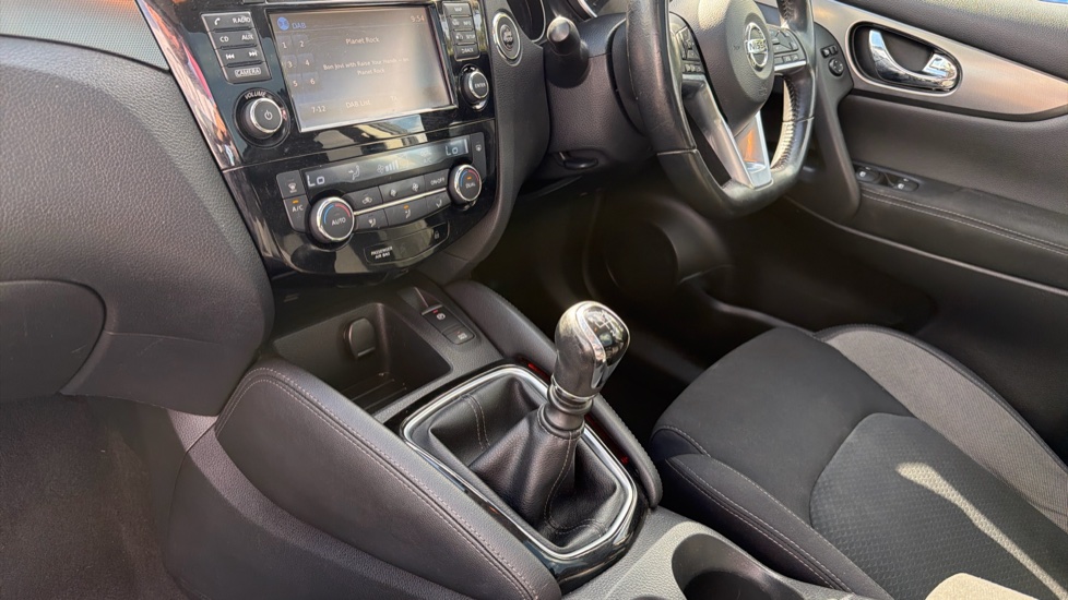 Nissan Qashqai 1.5 dCi N-Connecta 5dr Diesel Hatchback - Image 13