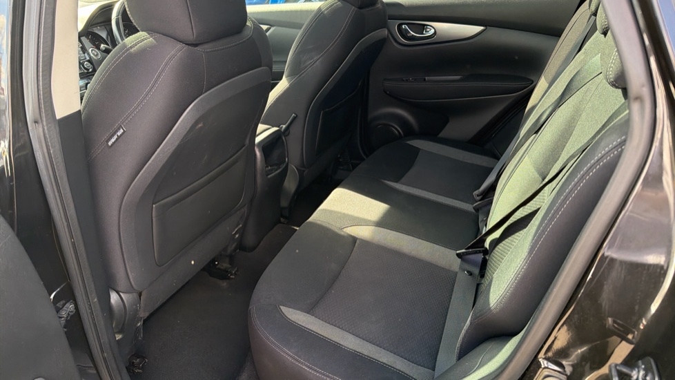 Nissan Qashqai 1.5 dCi N-Connecta 5dr Diesel Hatchback - Image 16