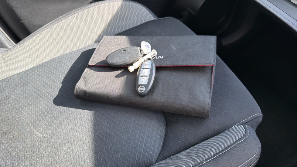 Nissan Qashqai 1.5 dCi N-Connecta 5dr Diesel Hatchback - Image 19