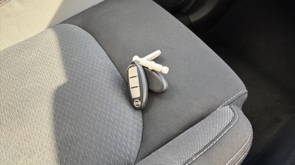 Nissan Qashqai 1.5 dCi N-Connecta 5dr Diesel Hatchback - Image 20