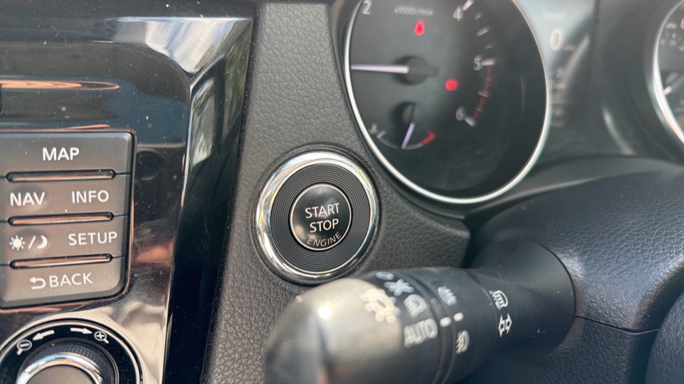 Nissan Qashqai 1.5 dCi N-Connecta 5dr Diesel Hatchback - Image 30