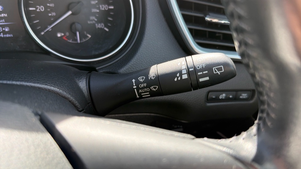 Nissan Qashqai 1.5 dCi N-Connecta 5dr Diesel Hatchback - Image 32