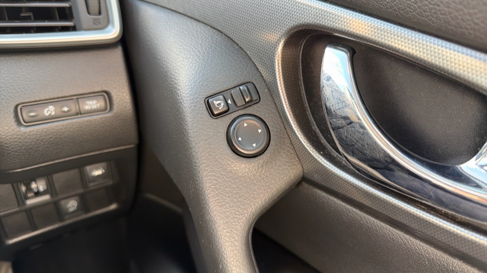 Nissan Qashqai 1.5 dCi N-Connecta 5dr Diesel Hatchback - Image 35
