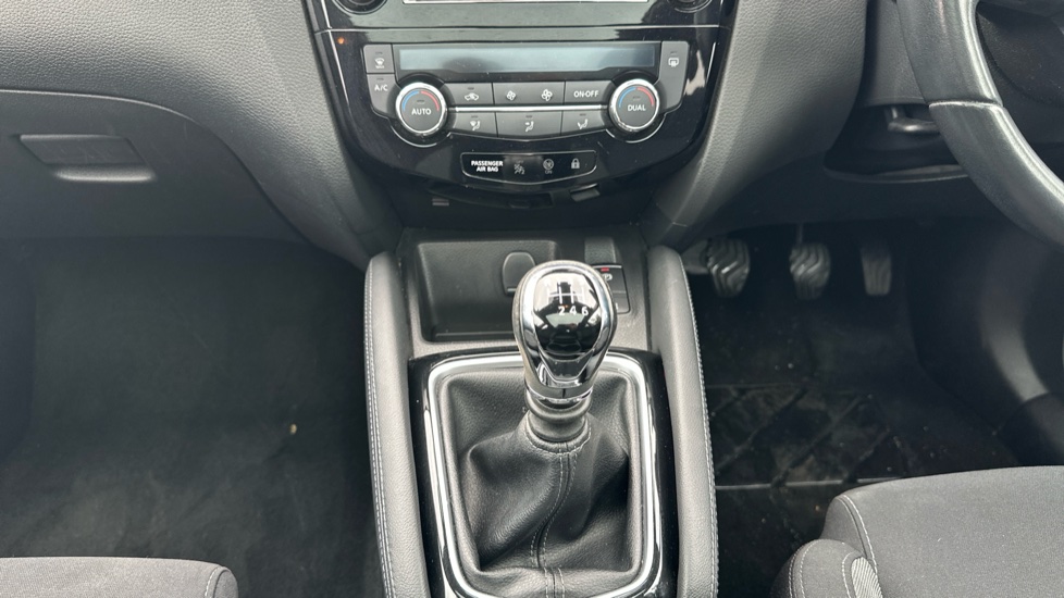 Nissan Qashqai 1.5 dCi 115 N-Connecta 5dr Diesel Hatchback - Image 13