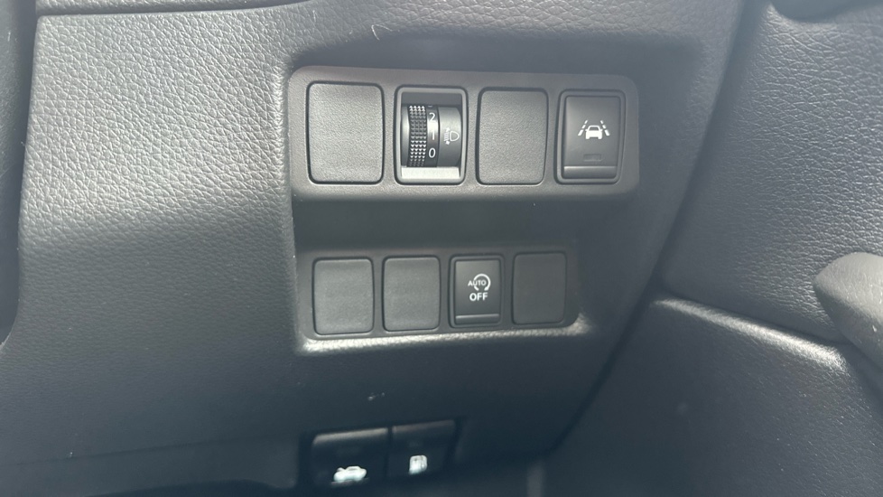 Nissan Qashqai 1.5 dCi 115 N-Connecta 5dr Diesel Hatchback - Image 25