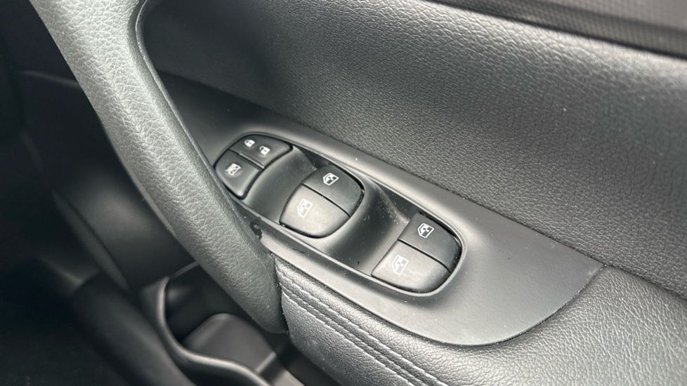 Nissan Qashqai 1.5 dCi 115 N-Connecta 5dr Diesel Hatchback - Image 27