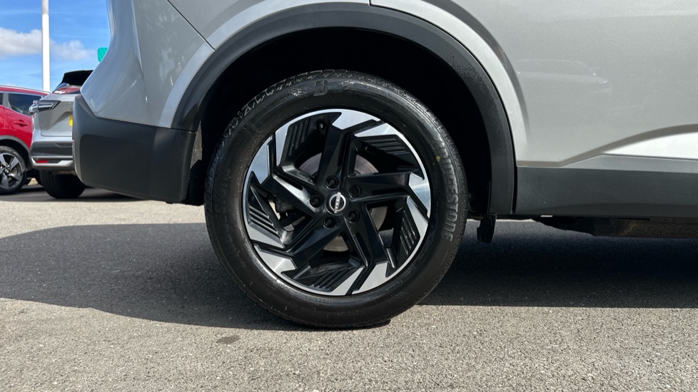 Nissan Qashqai 1.3 DiG-T MH N-Connecta 5dr Petrol Hatchback - Image 7