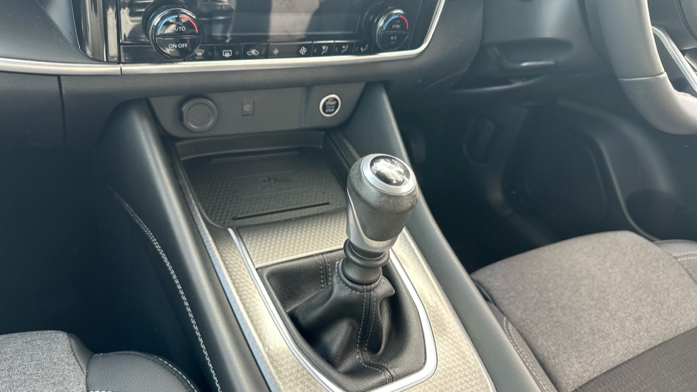 Nissan Qashqai 1.3 DiG-T MH N-Connecta 5dr Petrol Hatchback - Image 13