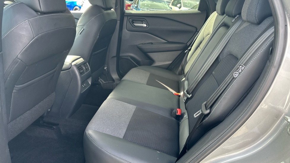 Nissan Qashqai 1.3 DiG-T MH N-Connecta 5dr Petrol Hatchback - Image 16