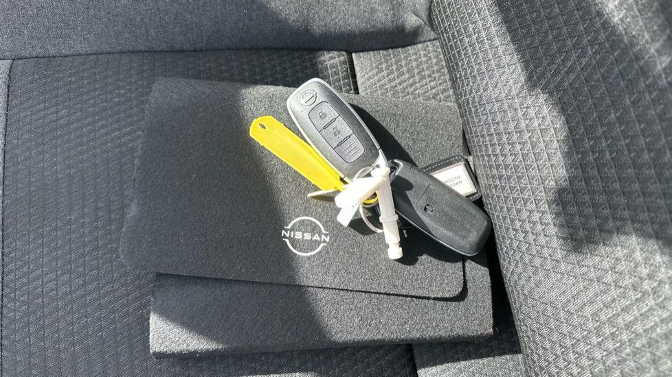 Nissan Qashqai 1.3 DiG-T MH N-Connecta 5dr Petrol Hatchback - Image 19