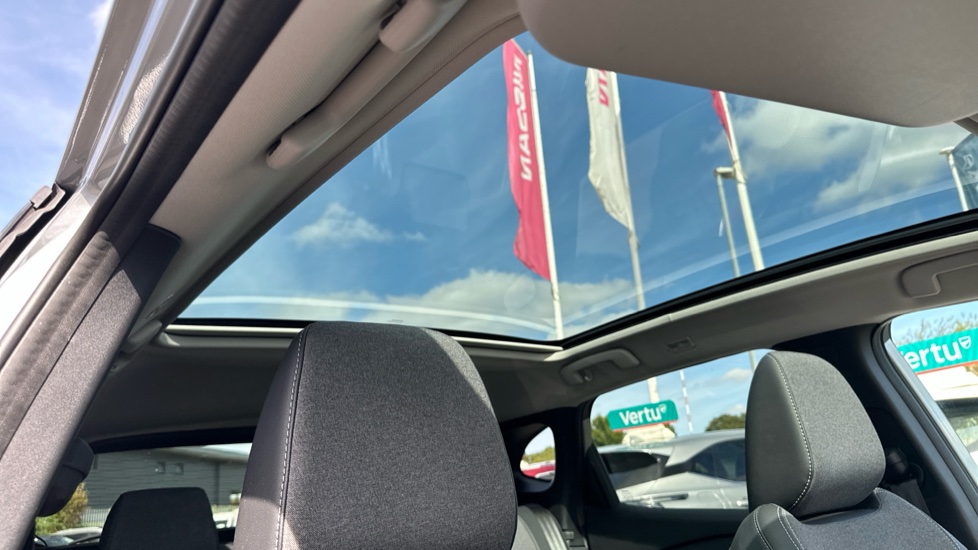 Nissan Qashqai 1.3 DiG-T MH N-Connecta 5dr Petrol Hatchback - Image 20