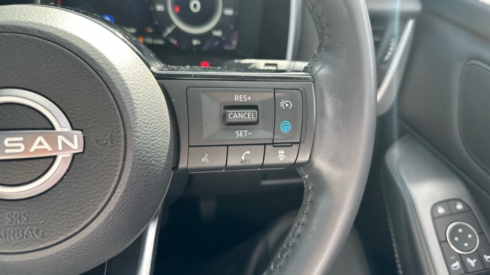 Nissan Qashqai 1.3 DiG-T MH N-Connecta 5dr Petrol Hatchback - Image 26
