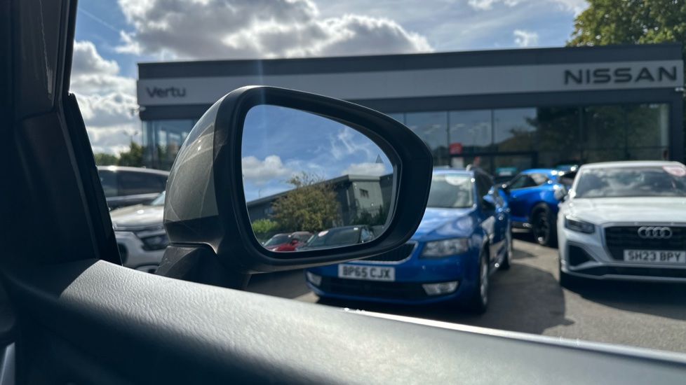 Nissan Qashqai 1.3 DiG-T MH N-Connecta 5dr Petrol Hatchback - Image 30