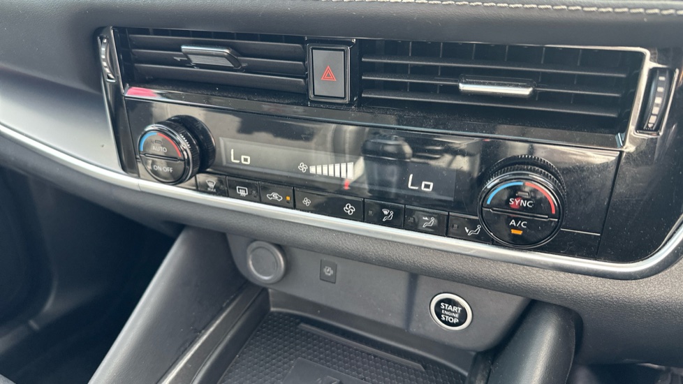 Nissan Qashqai 1.3 DiG-T MH N-Connecta 5dr Petrol Hatchback - Image 35