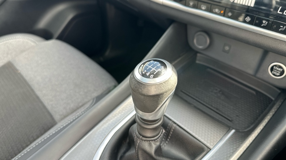 Nissan Qashqai 1.3 DiG-T MH N-Connecta 5dr Petrol Hatchback - Image 38