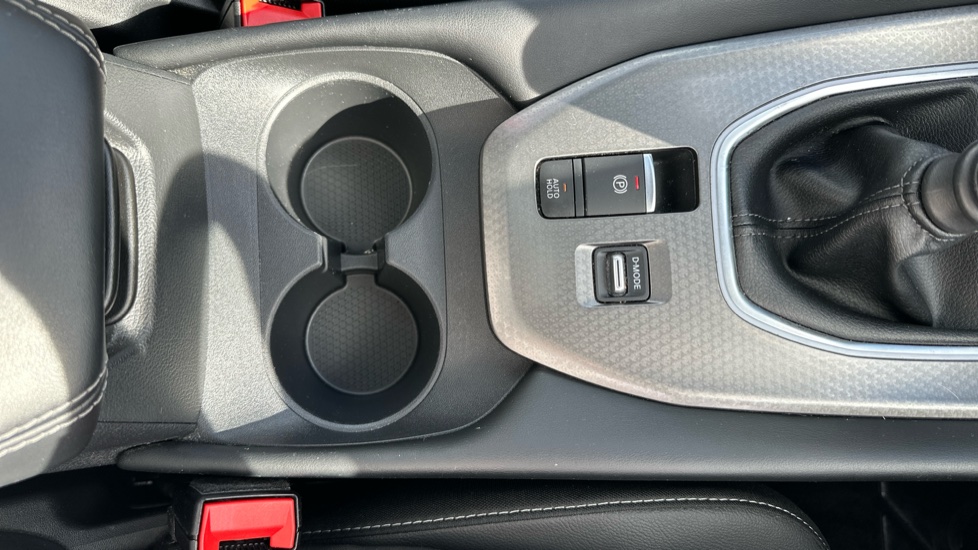 Nissan Qashqai 1.3 DiG-T MH N-Connecta 5dr Petrol Hatchback - Image 39