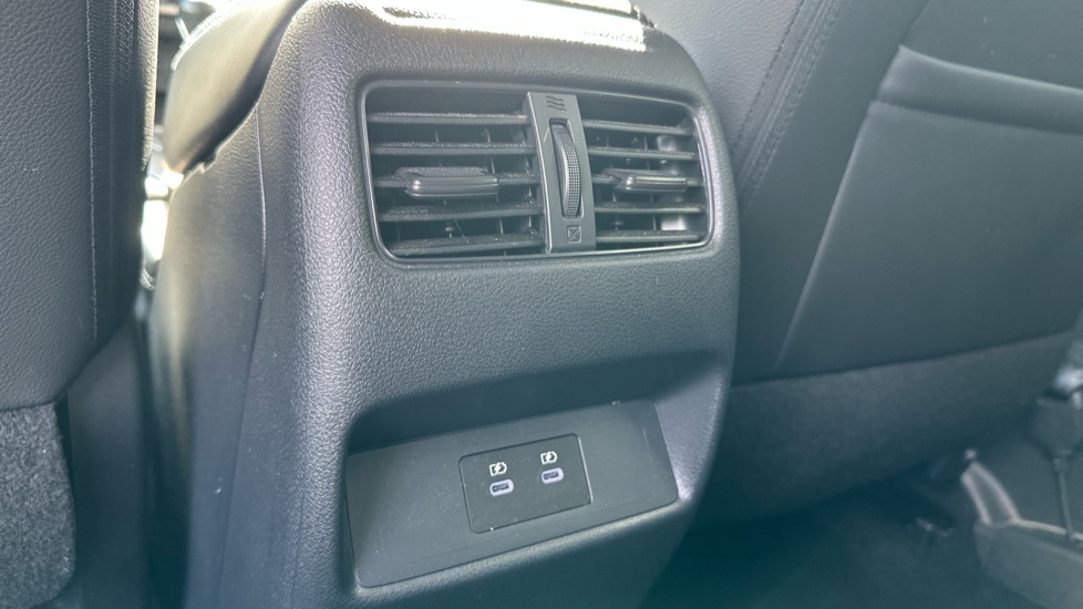 Nissan Qashqai 1.3 DiG-T MH N-Connecta 5dr Petrol Hatchback - Image 43