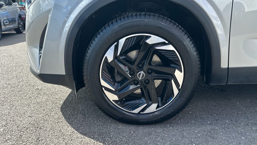 Nissan Qashqai 1.3 DiG-T MH N-Connecta 5dr Petrol Hatchback - Image 45