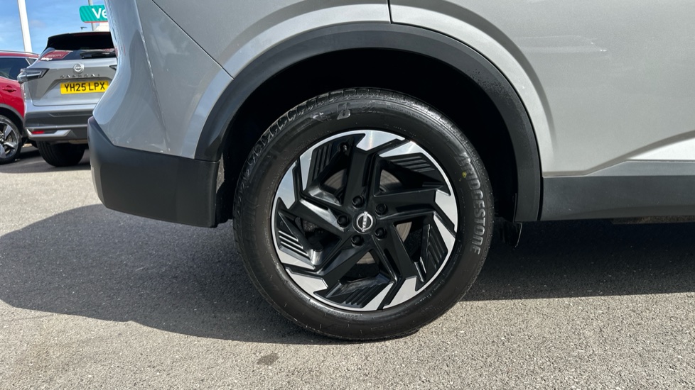 Nissan Qashqai 1.3 DiG-T MH N-Connecta 5dr Petrol Hatchback - Image 47