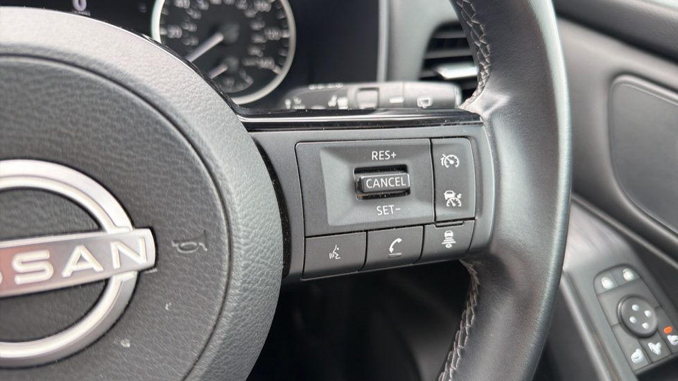 Nissan Qashqai 1.3 DiG-T MH Acenta Premium 5dr Petrol Hatchback - Image 27