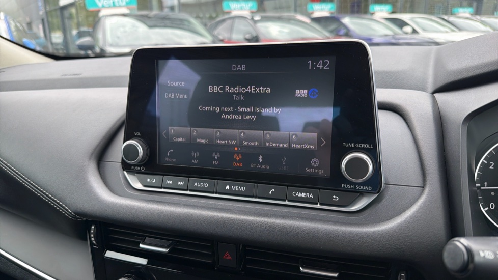 Nissan Qashqai 1.3 DiG-T MH Acenta Premium 5dr Petrol Hatchback - Image 29