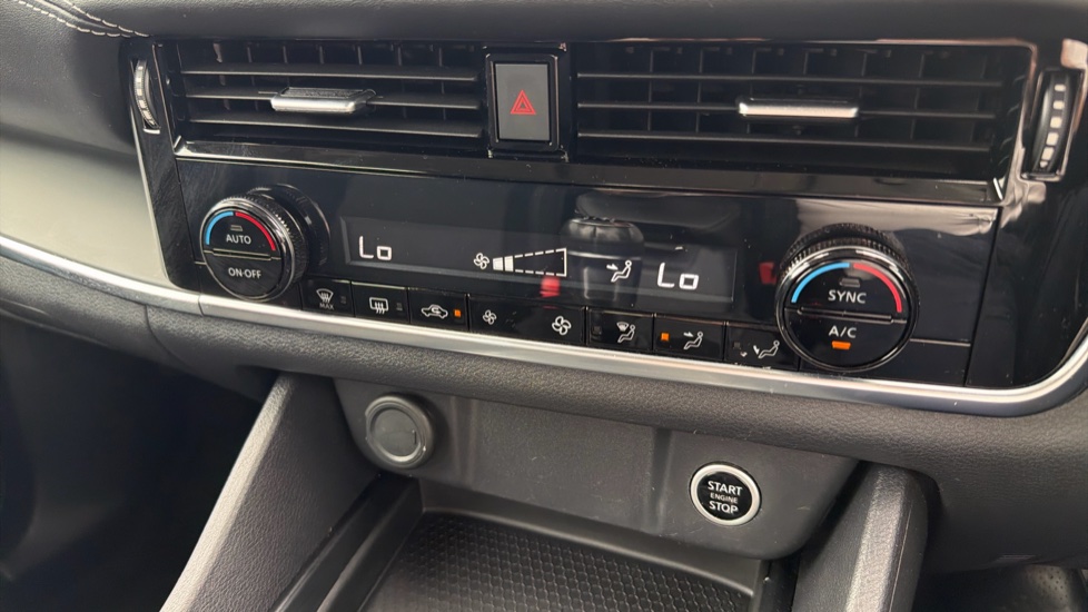Nissan Qashqai 1.3 DiG-T MH Acenta Premium 5dr Petrol Hatchback - Image 31