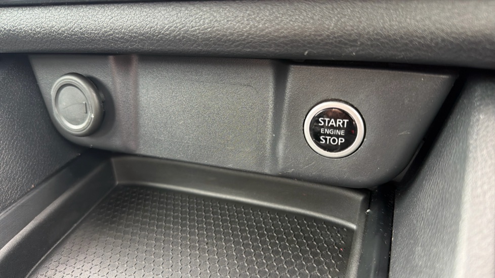 Nissan Qashqai 1.3 DiG-T MH Acenta Premium 5dr Petrol Hatchback - Image 32