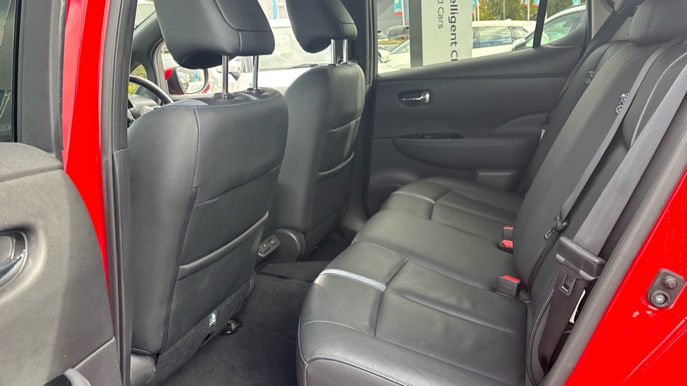 Nissan LEAF 110kW Tekna 40kWh 5dr Auto Electric Hatchback - Image 16