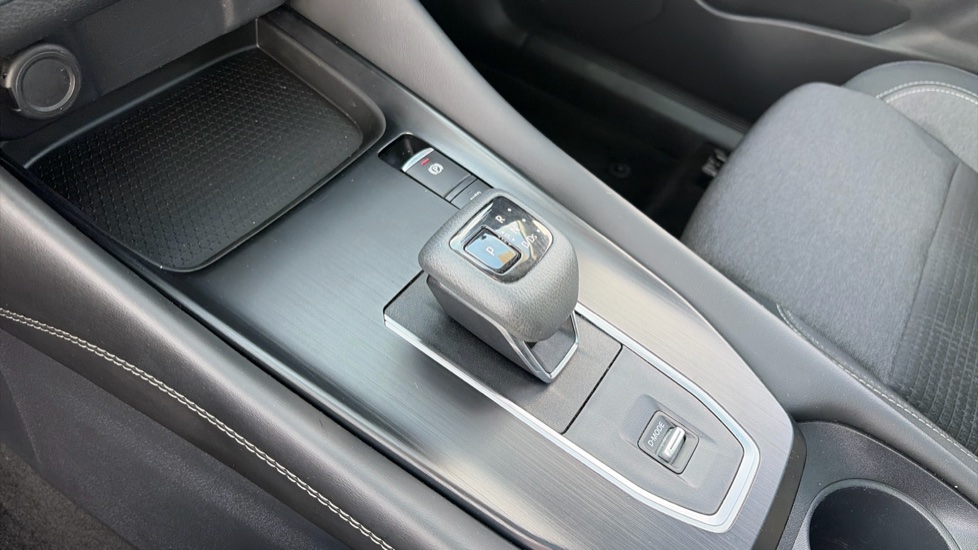 Nissan Qashqai 1.3 DiG-T MH 158 N-Connecta 5dr Xtronic Petrol Hatchback - Image 13