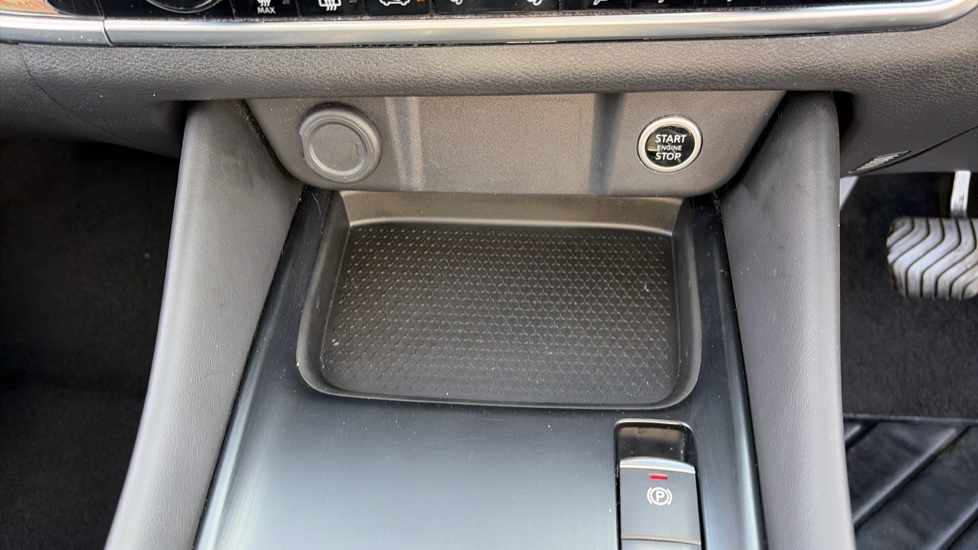 Nissan Qashqai 1.3 DiG-T MH 158 N-Connecta 5dr Xtronic Petrol Hatchback - Image 39