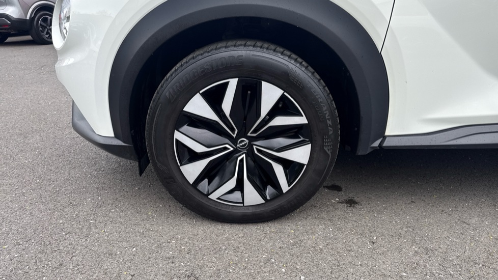 Nissan Juke 1.0 DiG-T 114 Acenta 5dr Petrol Hatchback - Image 28