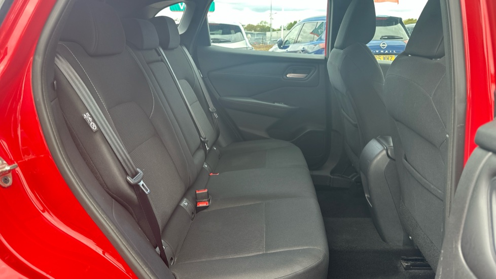 Nissan Qashqai 1.3 DiG-T MH Acenta Premium 5dr Petrol Hatchback - Image 16
