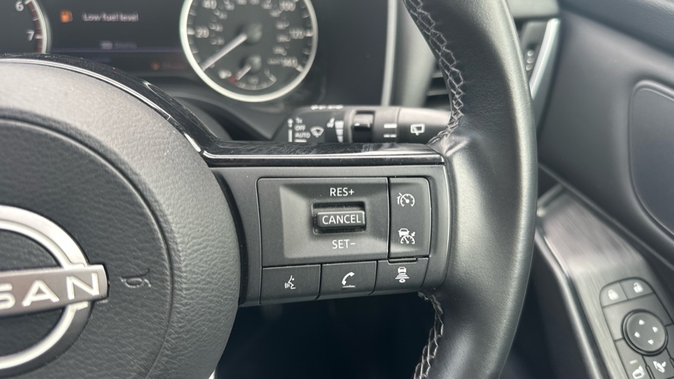 Nissan Qashqai 1.3 DiG-T MH Acenta Premium 5dr Petrol Hatchback - Image 23
