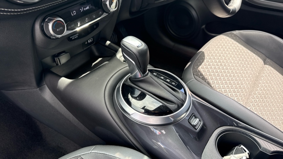 Nissan Juke 1.6 Hybrid N-Connecta 5dr Auto Hybrid Hatchback - Image 13