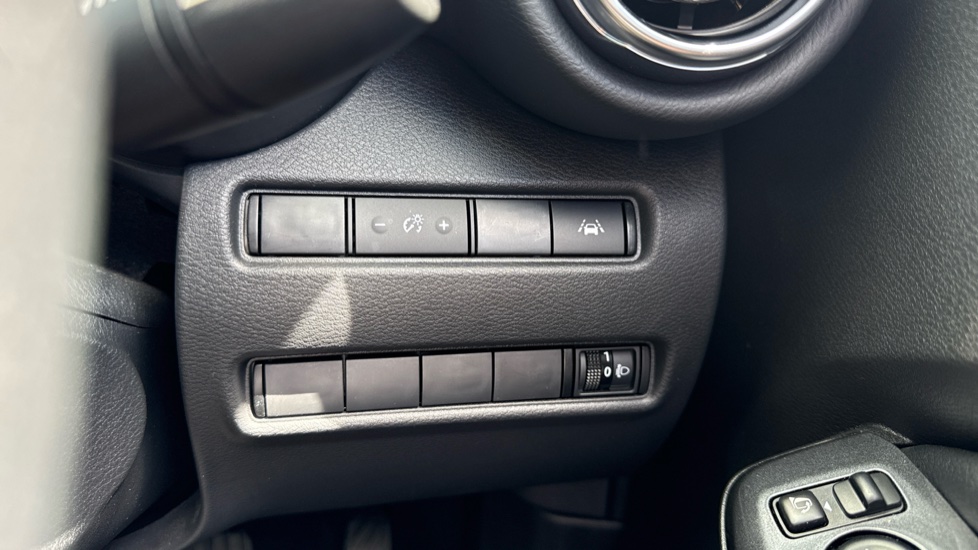 Nissan Juke 1.6 Hybrid N-Connecta 5dr Auto Hybrid Hatchback - Image 42