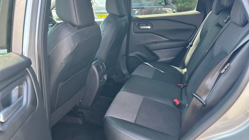 Nissan Qashqai 1.3 DiG-T MH N-Connecta 5dr Petrol Hatchback - Image 16