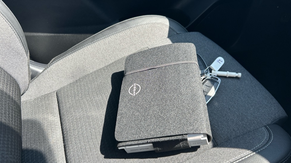 Nissan Qashqai 1.3 DiG-T MH N-Connecta 5dr Petrol Hatchback - Image 19