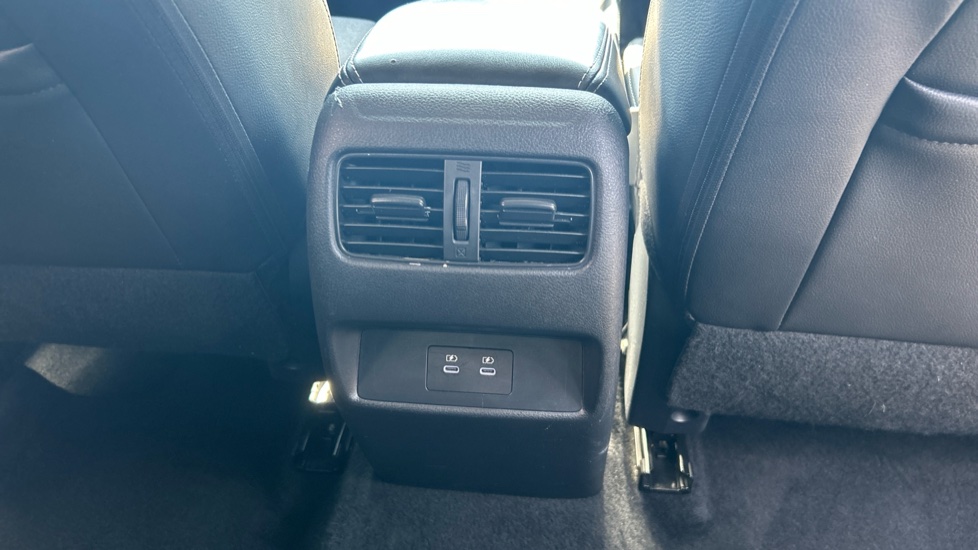 Nissan Qashqai 1.3 DiG-T MH N-Connecta 5dr Petrol Hatchback - Image 21