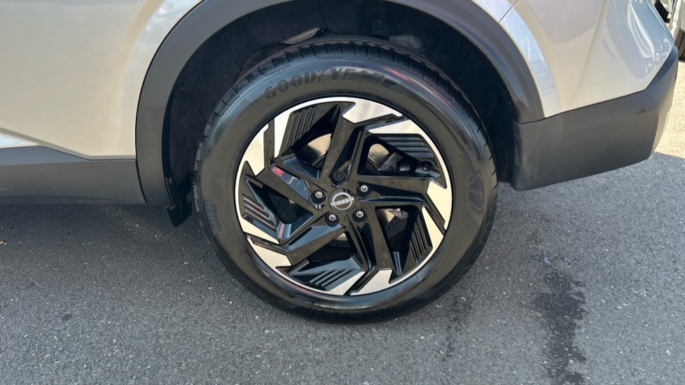 Nissan Qashqai 1.3 DiG-T MH N-Connecta 5dr Petrol Hatchback - Image 23