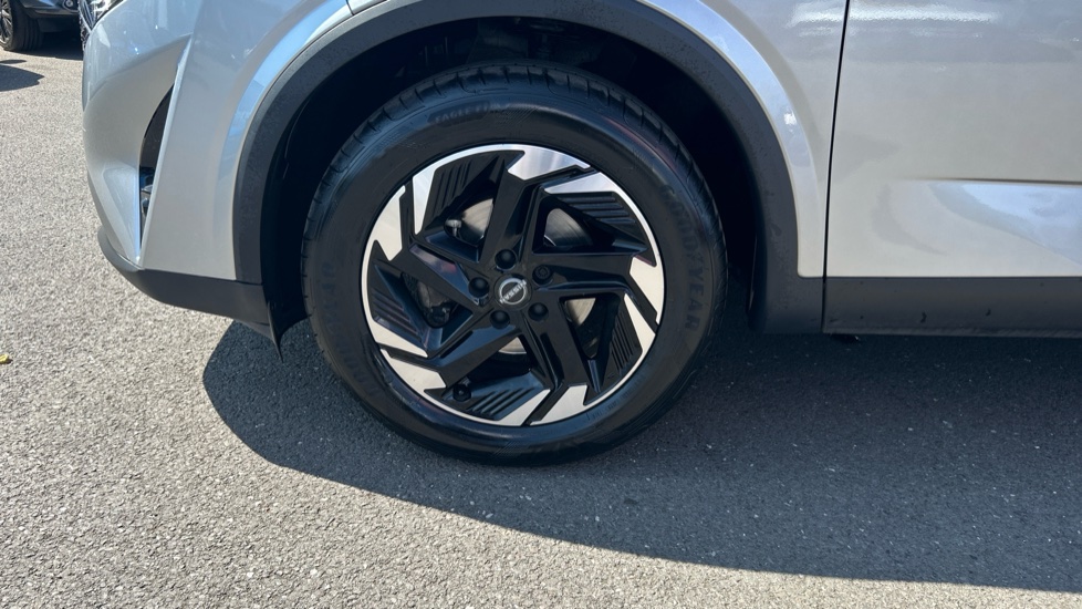 Nissan Qashqai 1.3 DiG-T MH N-Connecta 5dr Petrol Hatchback - Image 24