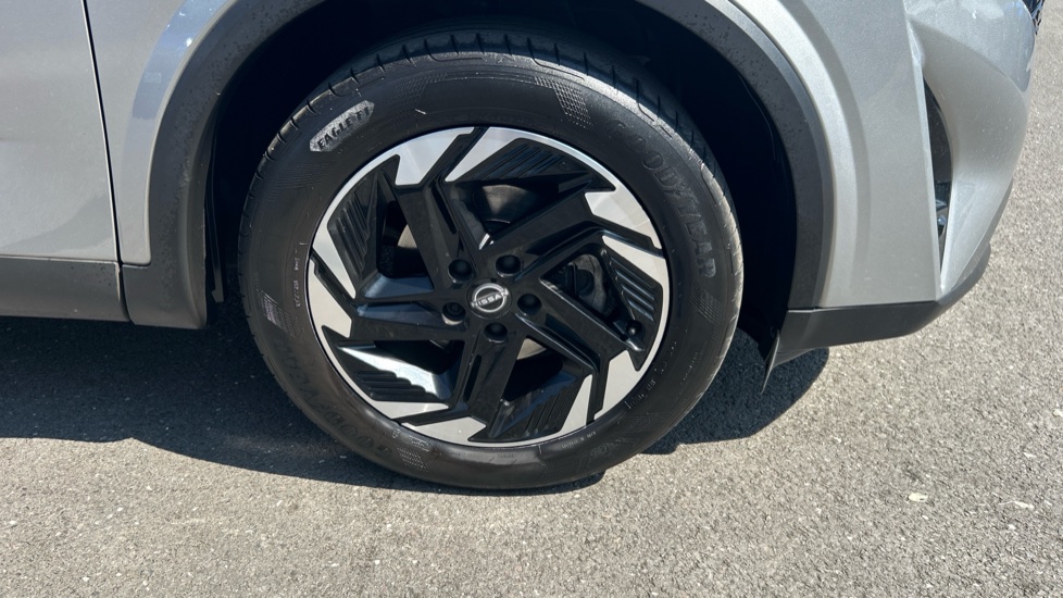 Nissan Qashqai 1.3 DiG-T MH N-Connecta 5dr Petrol Hatchback - Image 26
