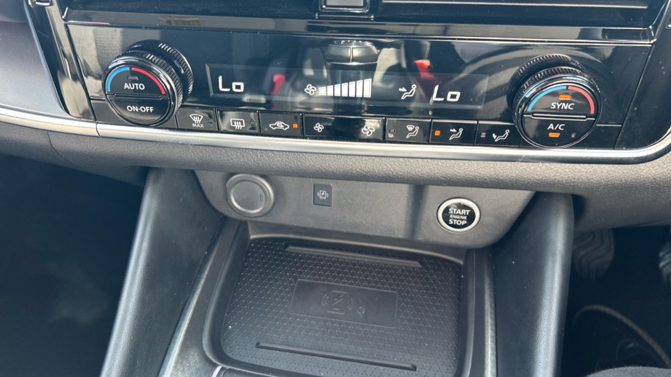 Nissan Qashqai 1.3 DiG-T MH N-Connecta 5dr Petrol Hatchback - Image 32